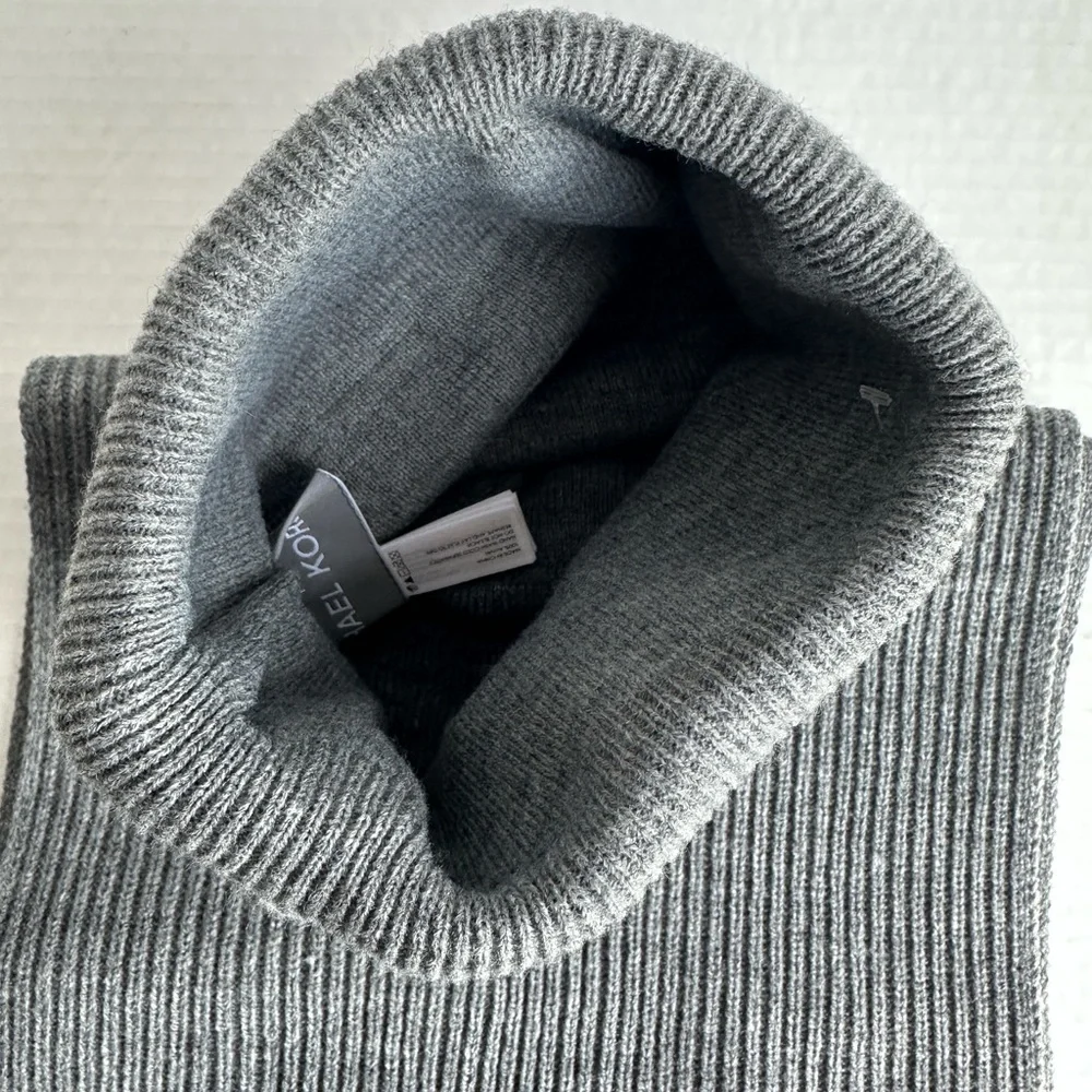 Michael Kors Gray Logo Beanie & Scarf Set | One Size | NWT | Winter Cold Weather
